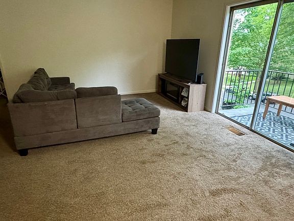 3rd image of 10661 Montrose Ave APT 204