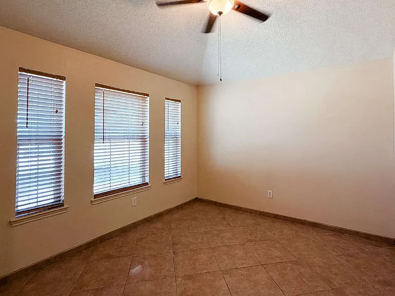 1009 McKavett Dr — Photo 6