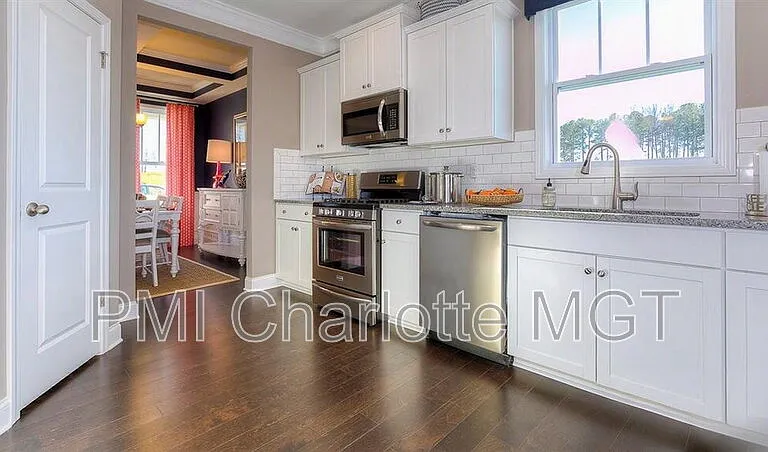1120 Walbury Hl — Photo 6