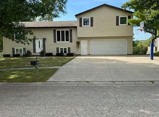 411 Twin View Dr, Decorah, IA 52101