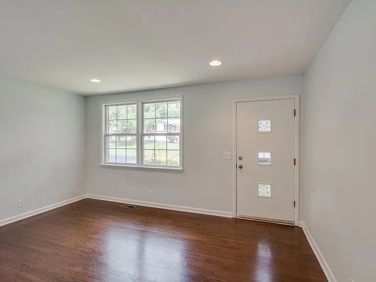 558 Roosevelt Ave — Photo 5
