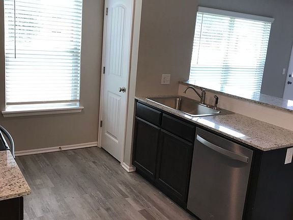 4th image of 118 NE 23rd St #D
