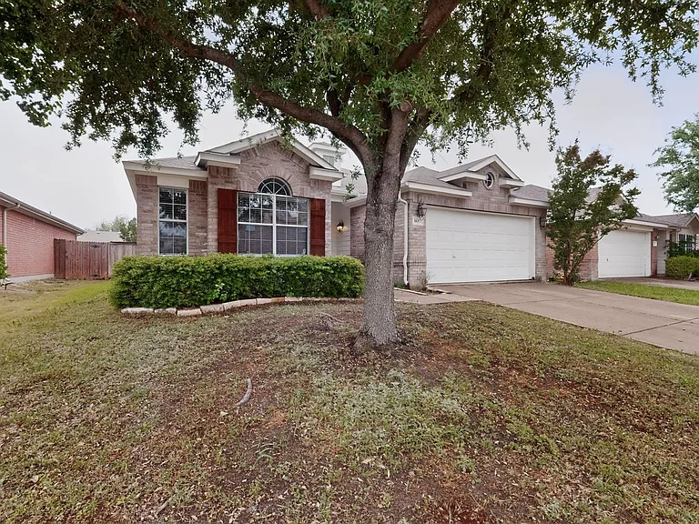 1037 Johnson City Ave — Photo 3