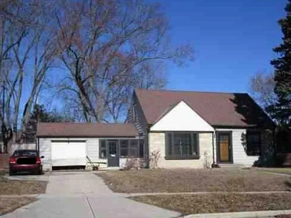 204 Hawthorn Dr, West Bend, WI 53095