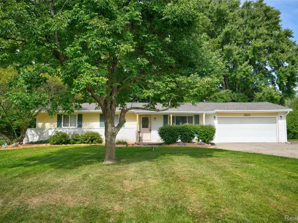 6411 Brookview Dr, Grand Blanc, MI 48439