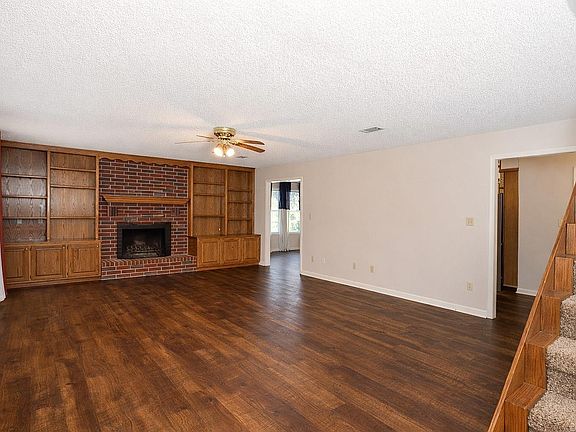 3rd image of 300 Regal Oaks Cir