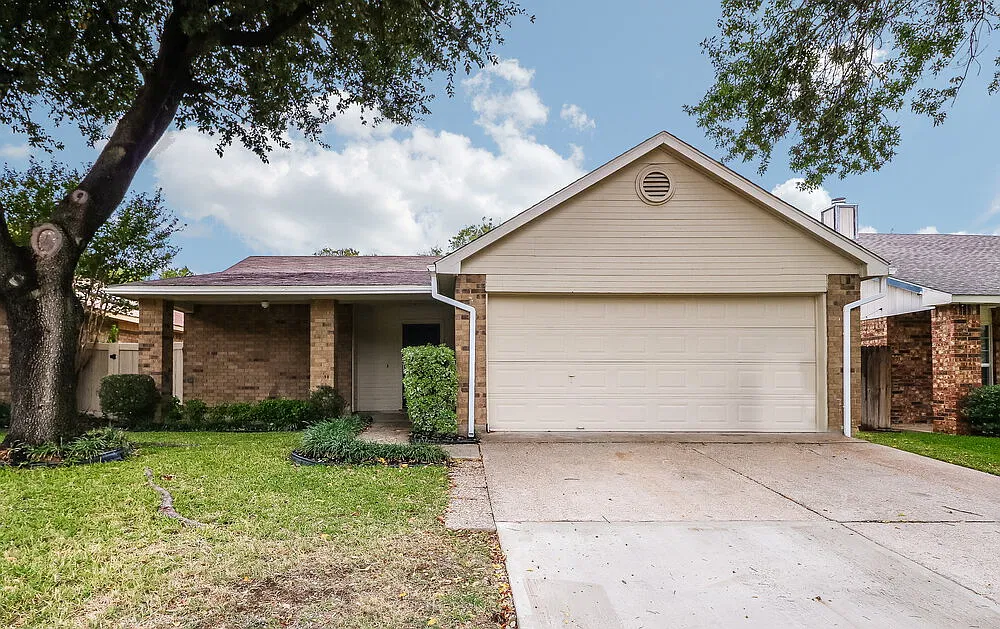 3 bed, 2.0 bath, 1211 sqft, $2,035 — Photo 1