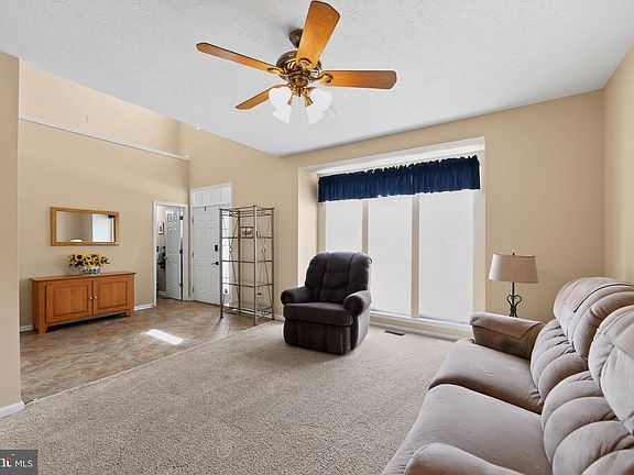 5th image of 222 Hope Ct W