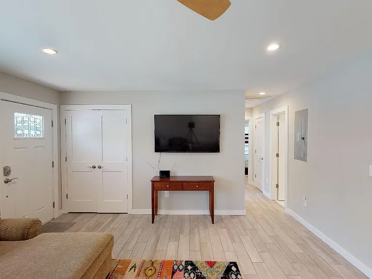 27 21st Ave — Photo 3