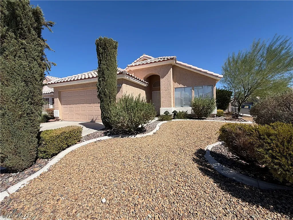 3 bed, 2.0 bath, 1486 sqft, $2,166 — Photo 2