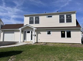 22 Shotgun Ln, Levittown, NY 11756