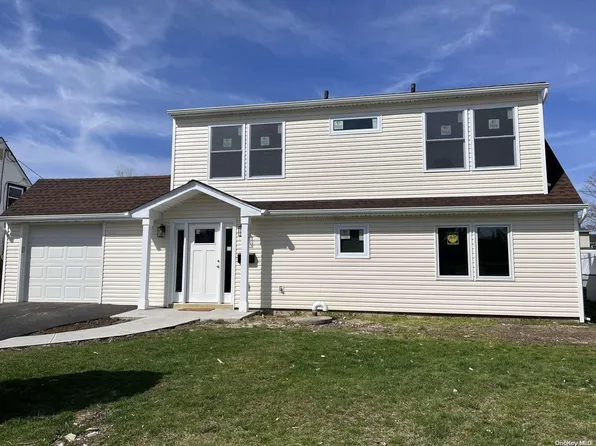22 Shotgun Lane, Levittown, NY 11756