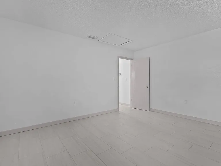 2818 NE 7th St — Photo 11