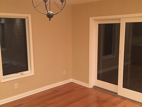 Dining w patio sliding doors