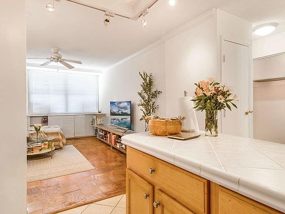5th image of 2030 N Adams St APT 1109
