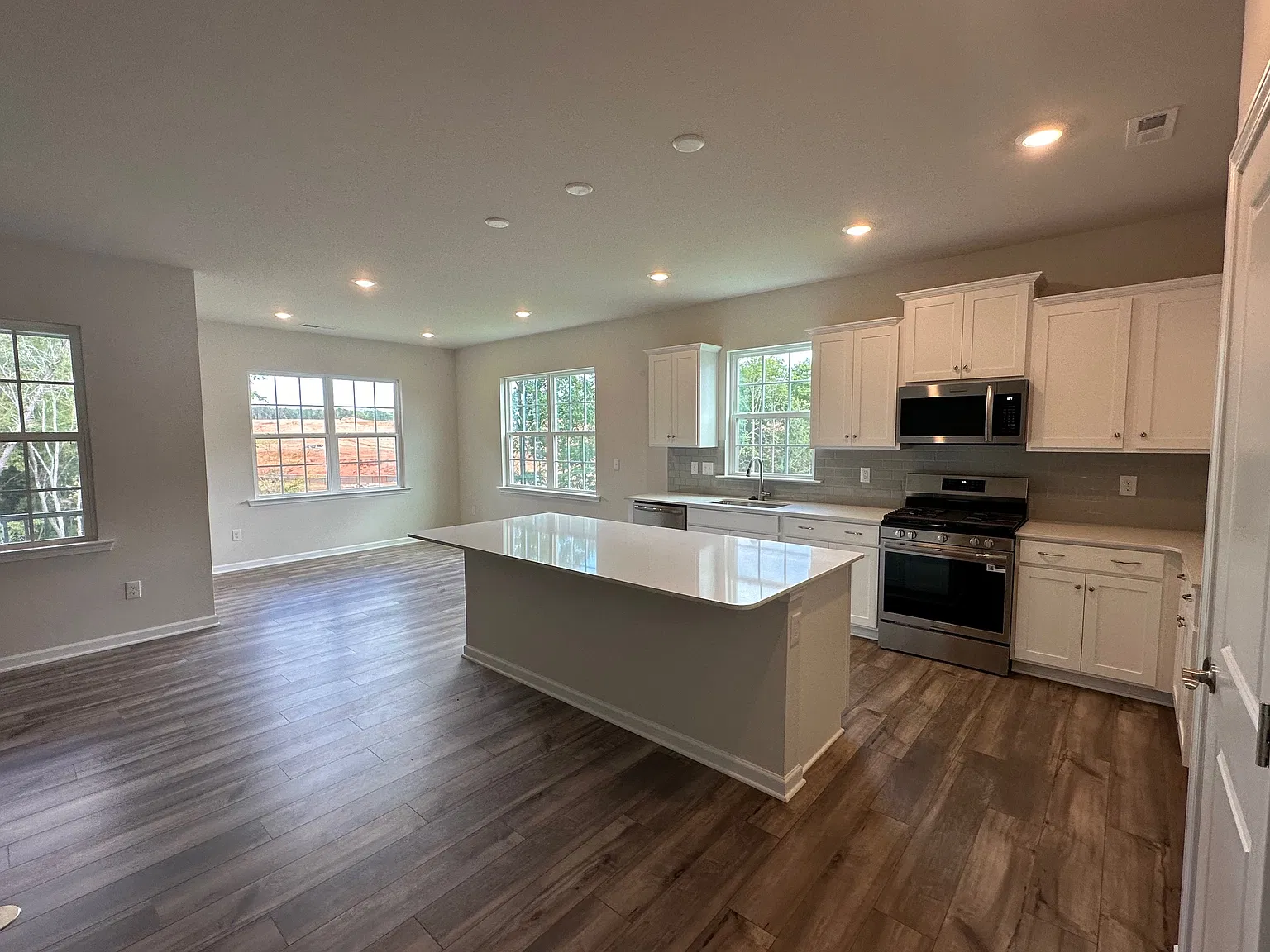 3 bed, 1620 sqft, $2,098 — Photo 2