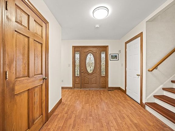 5th image of 212 Scadding St