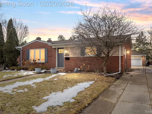 22091 Malden St, Farmington, MI 48336