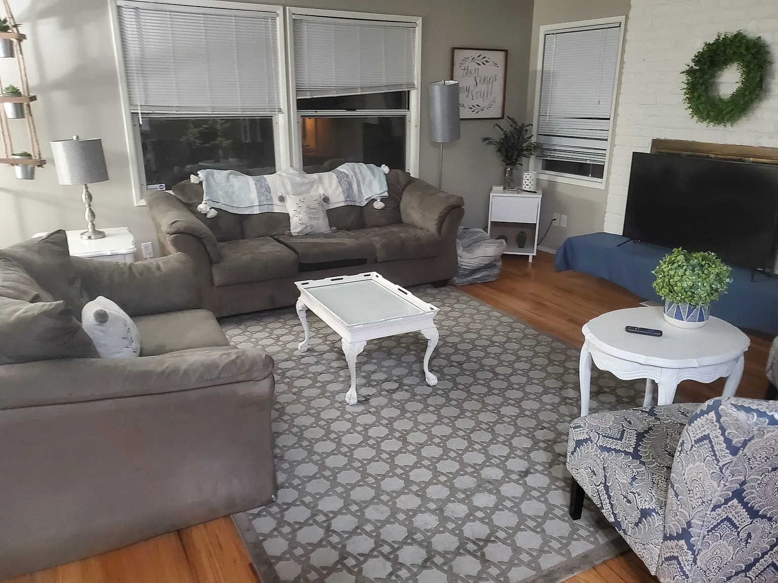 3 bed, 1960 sqft, $850 — Photo 2