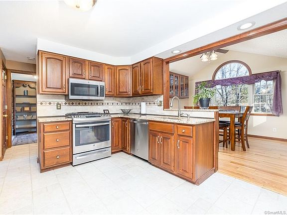 5th image of 45 Oakmoor Dr