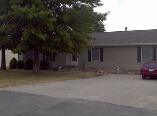 2528 E Lake Shore Dr, Taylorville, IL 62568