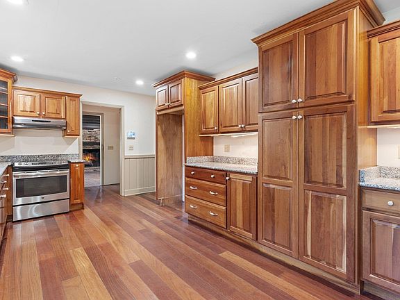 3rd image of 3106 Lakeshore Dr