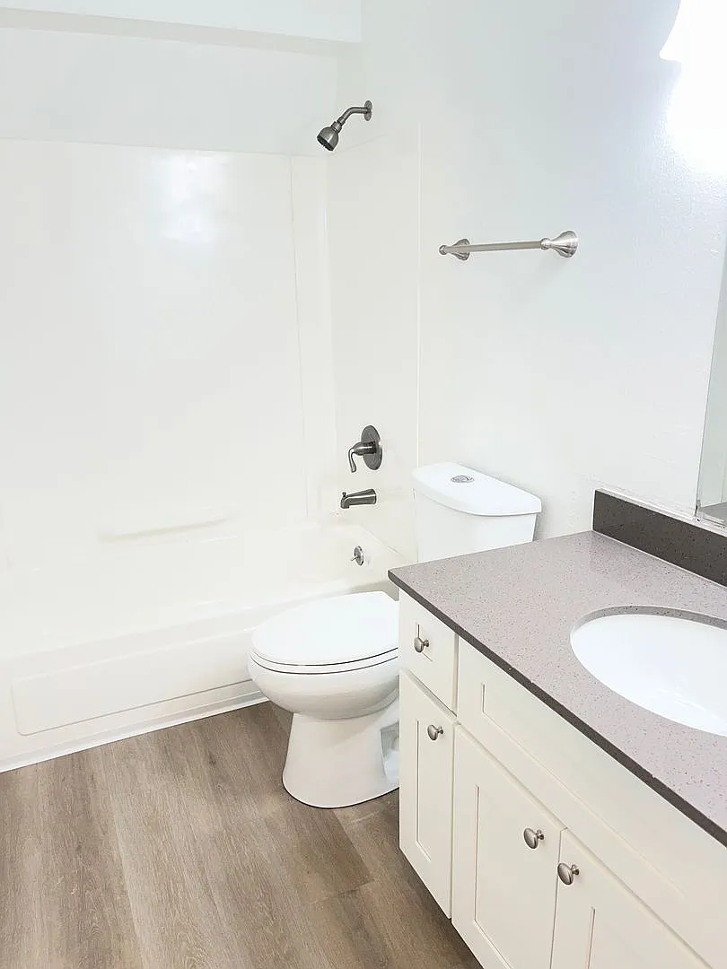 Kingswood Townhome Apartments — Photo 4