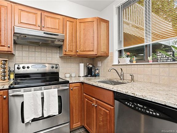5th image of 37 Rowayton Woods Dr Unit 37