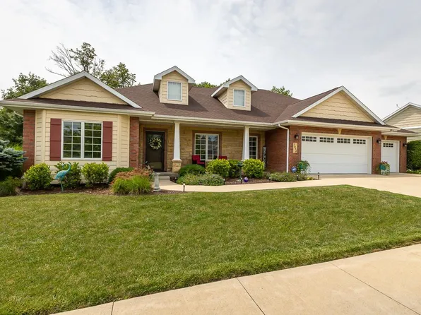 1858 Creek Wood Dr, Dubuque, IA 52003