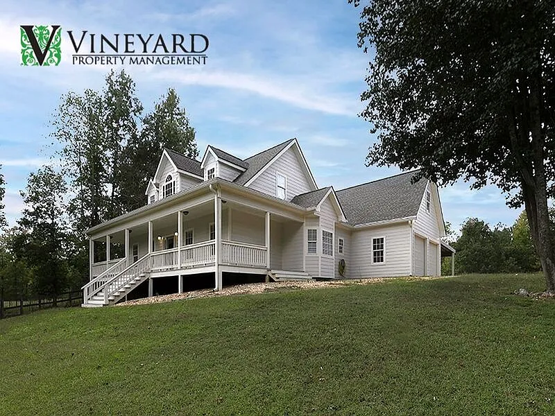 3 bed, 3.0 bath, 3849 sqft, $3,395 — Photo 3