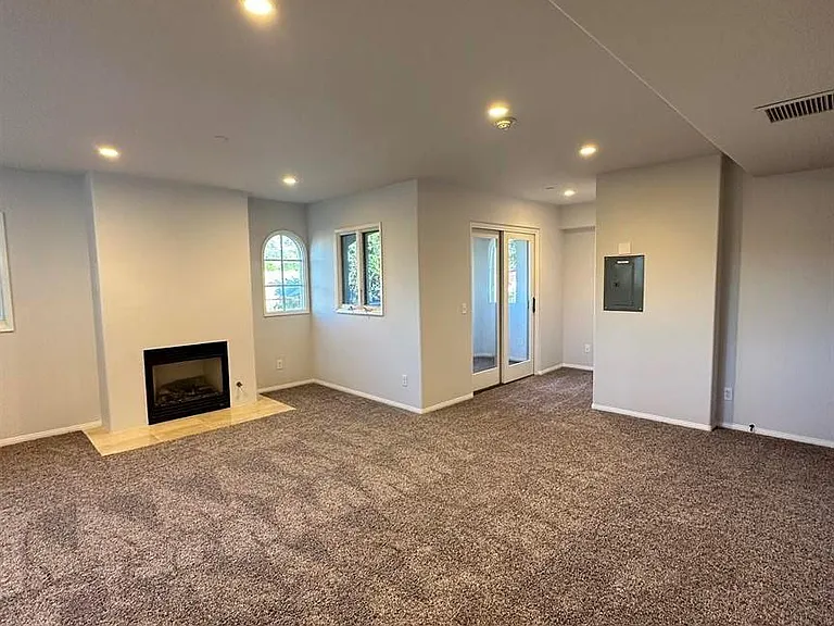 810 Bond Ave #C — Photo 4