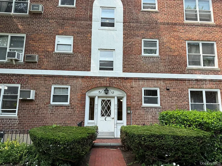 221 Middle Neck Rd #C1 — Photo 2