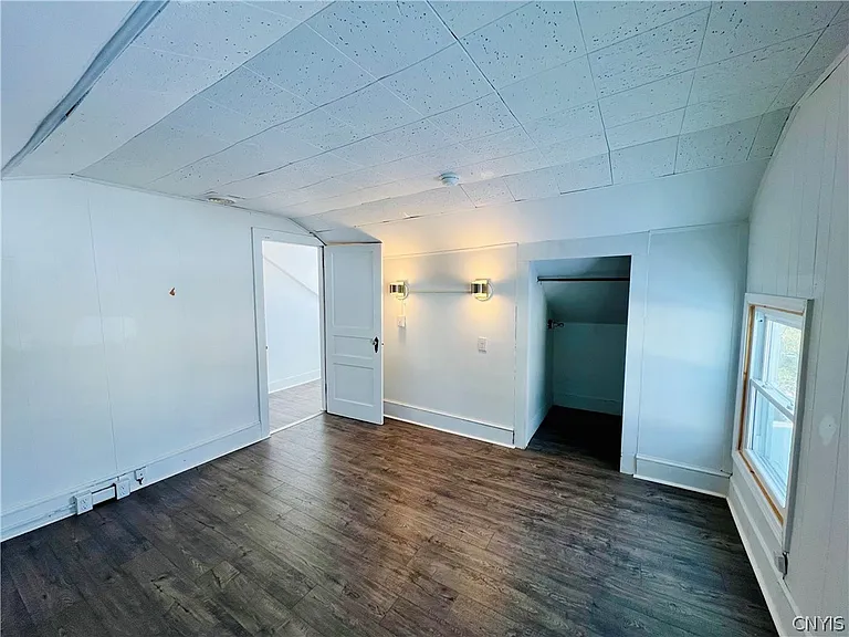 140 E Oneida St — Photo 16