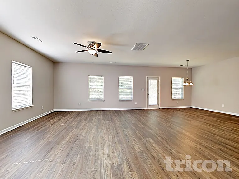 917 Leatherstone Ln — Photo 2