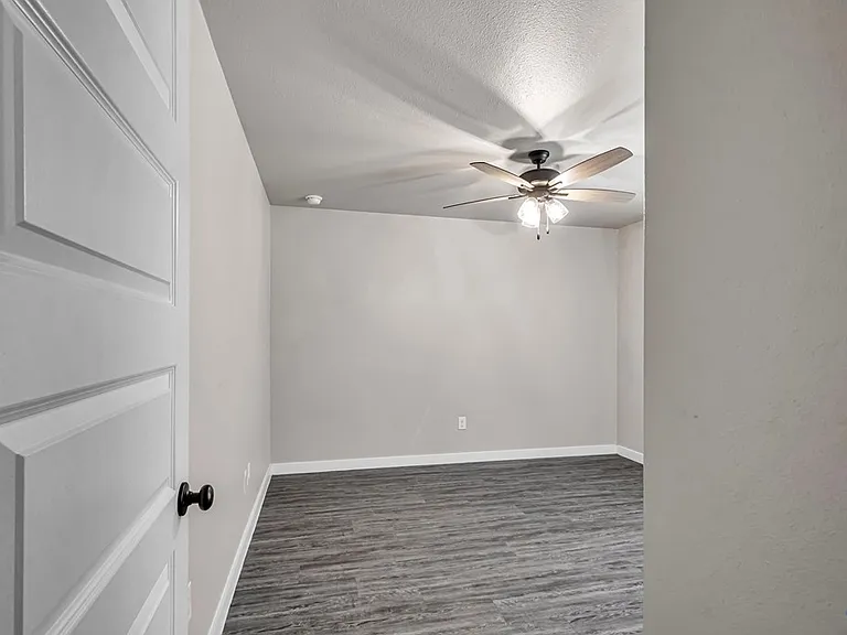 5910 Purtis Creek Dr — Photo 37
