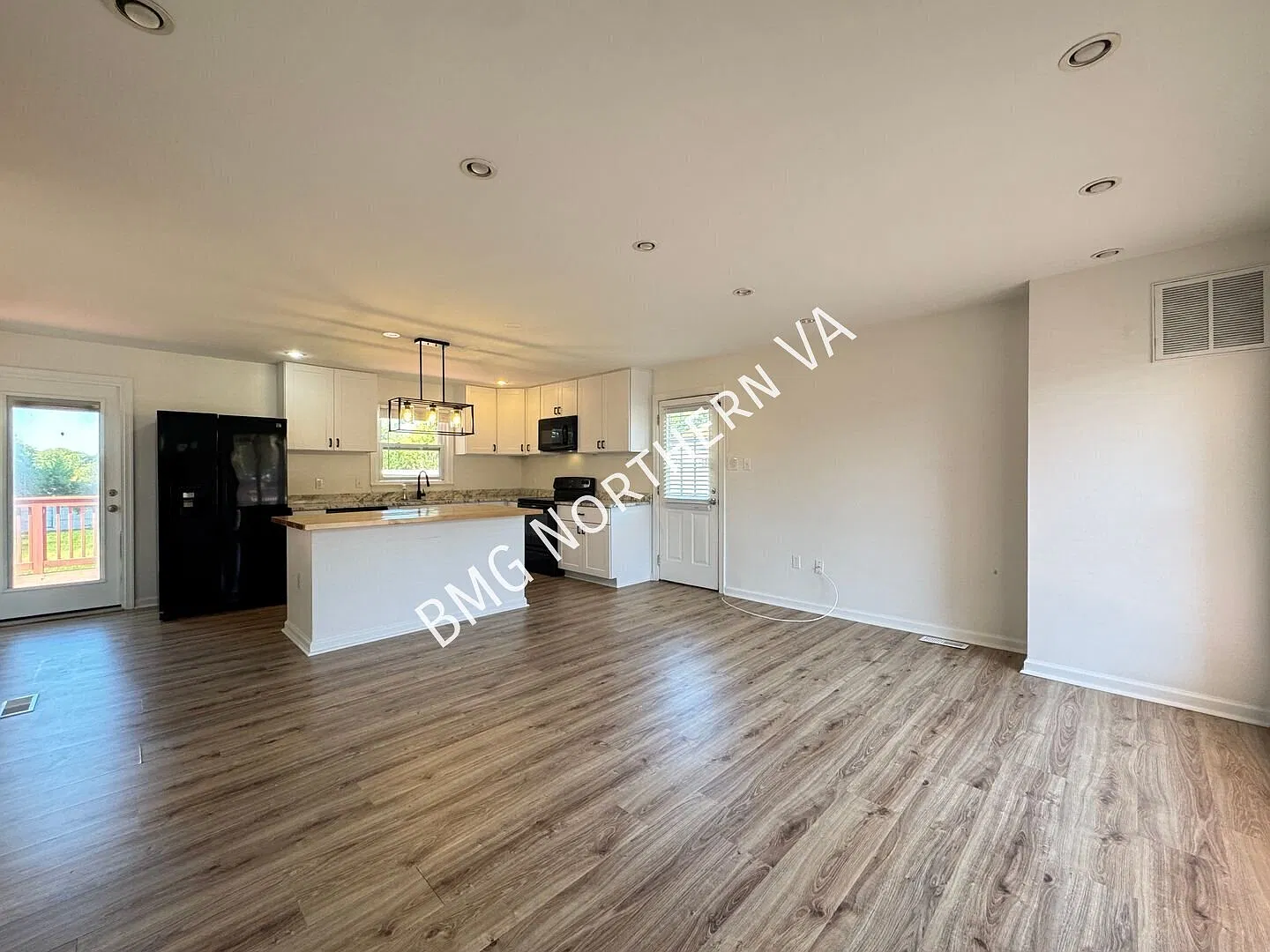 Bright & Sunny 2br/3ba/2den Annandale Home With Spacious Fenced Backyard & Finished Basement — Photo 2