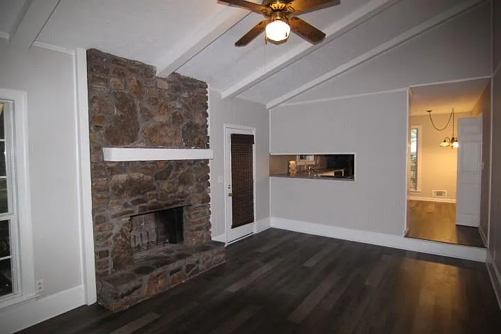 3 bed, 2.0 bath, 2016 sqft, $2,450 — Photo 2