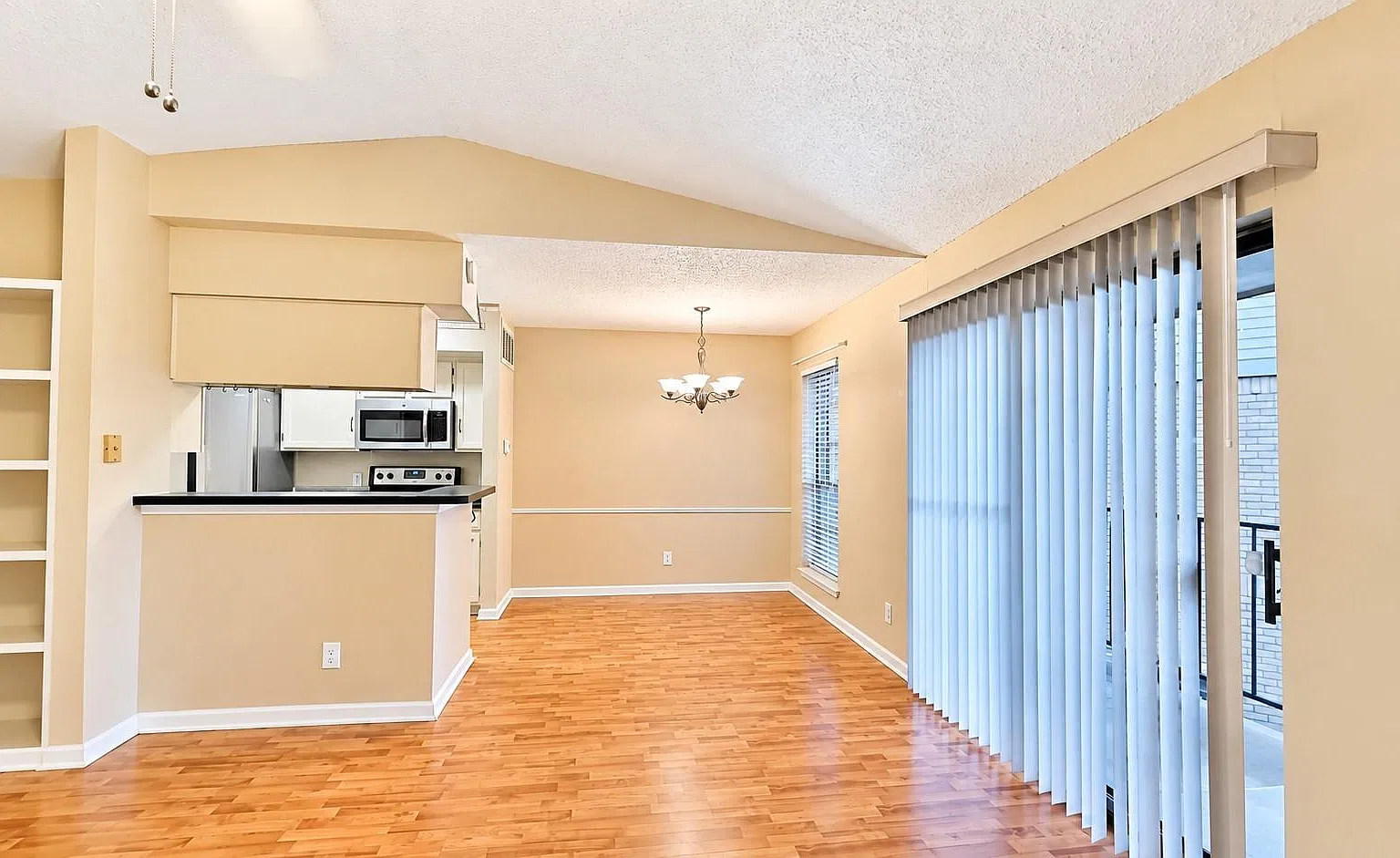1 bed, 1.0 bath, 789 sqft, $1,300 — Photo 2
