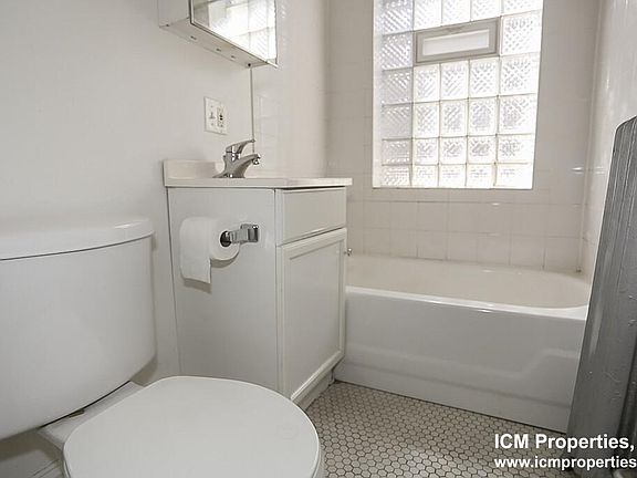 4th image of 2238 N Bissell St Room 2