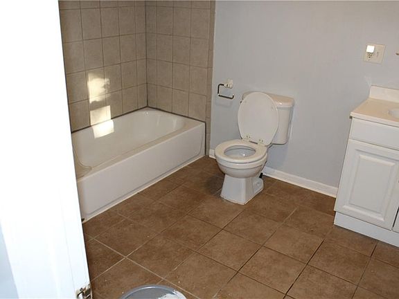 5th image of 7811 Summit St