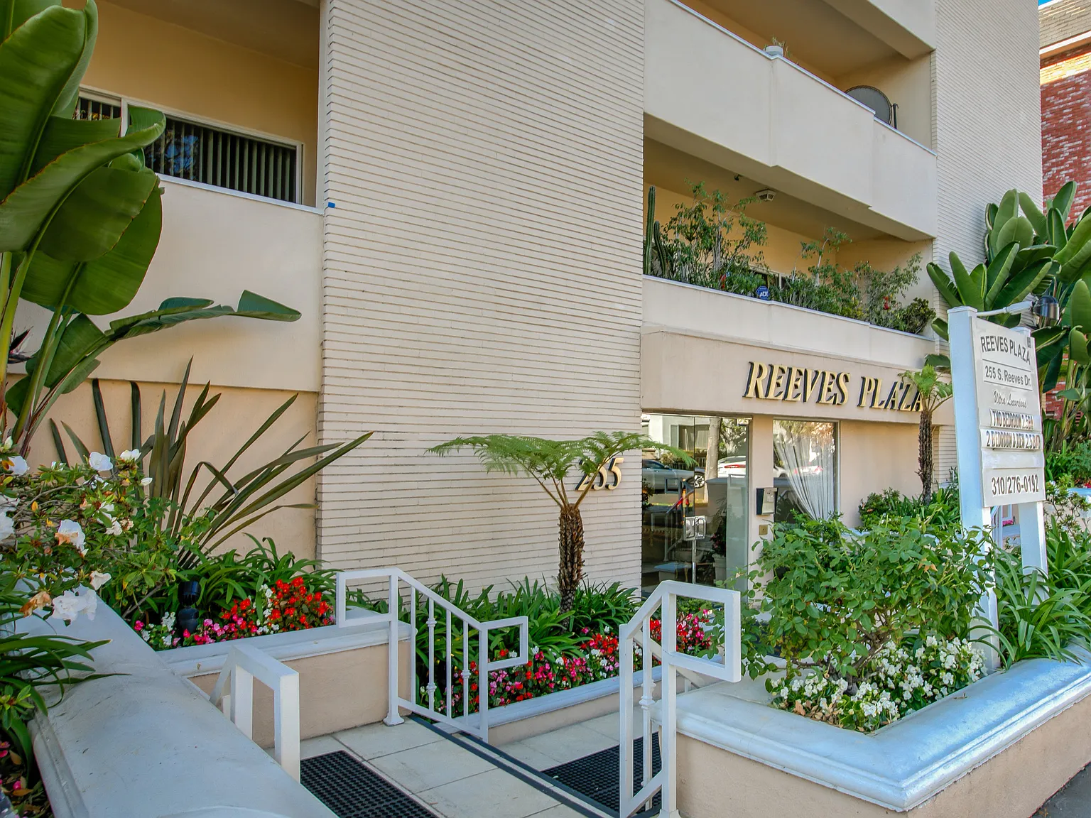 Reeves Plaza — Photo 4