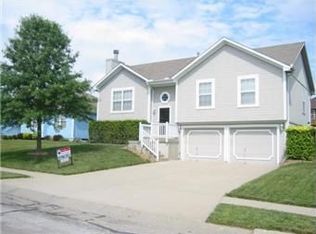 821 SW Lee Ann Dr, Grain Valley, MO 64029