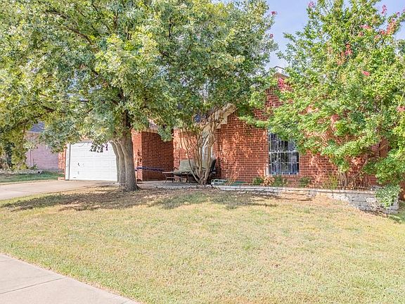 3rd image of 814 Parkhill Dr