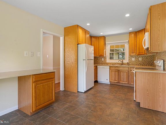 3rd image of 4819 Riverton Ln