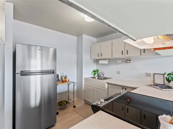 3045 Ala Napuaa Pl APT 717, Honolulu, HI 96818