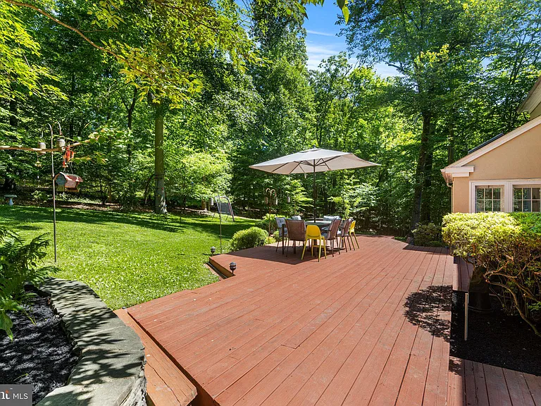101 Woods Ln — Photo 38