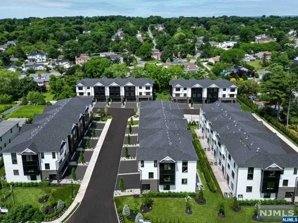 7 Skye Dr, Paramus, NJ 07652