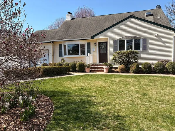 3 Barnfield Pl, North Babylon, NY 11703