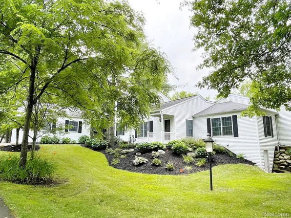 10060 Covington Dr, Brighton, MI 48114