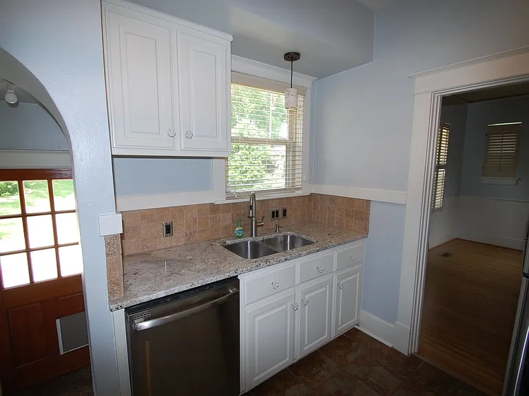 917 Skyline Dr — Photo 16